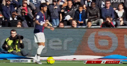 记者：热刺有意签下奥莫罗迪翁，也在寻找一名左边锋和左后卫（据记者消息，热刺有意引进奥莫罗迪翁，同时寻找左边锋与左后卫）