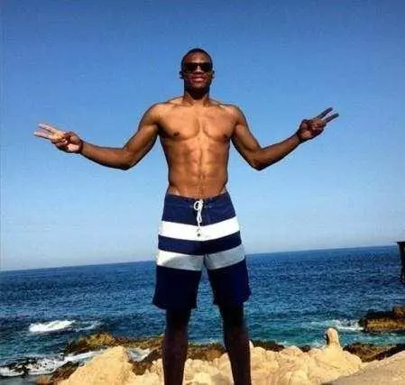 德媒：磁卡需大幅降薪才可能续约，队里已有他的接班人比朔夫（德媒：磁卡若想续约需大幅降薪，队内已将比朔夫视作接班人）