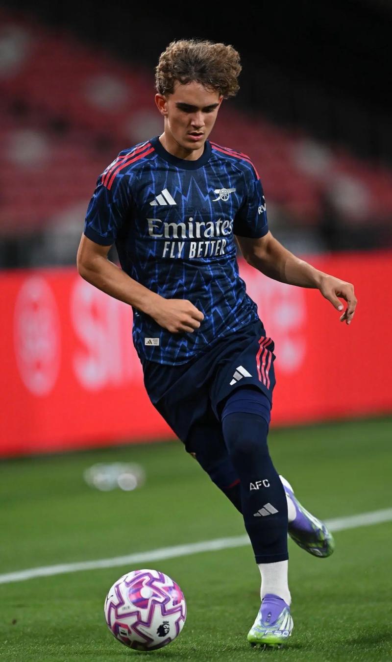 巴萨瞄准巴西天才左后卫！内马尔母队新星或成惊喜引援（巴萨锁定巴西天才左后卫，内马尔母队新星有望成为惊喜之选）