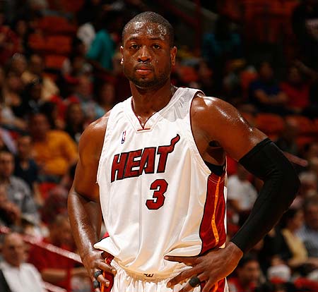 邮报：明年世界杯上下半场中段设强制补水时间，每次三分钟（邮报：明年世界杯将于上下半场中段设三分钟强制补水暂停）