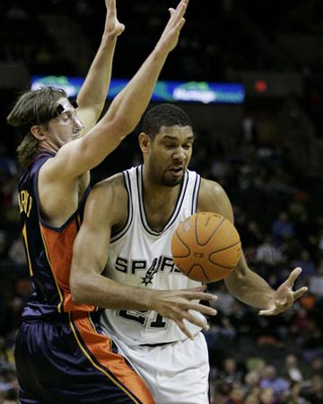 利物浦本赛季状态低迷，引援失误和阵容问题导致萨拉赫被冷宫，球队内部矛盾加剧。（利物浦赛季表现不佳：引援不当、阵容失衡致萨拉赫遭雪藏，队内矛盾升级）