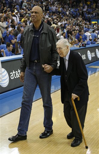 凯尔特人轮换策略优化，整体表现稳健（凯尔特人优化轮换安排，整体表现依旧稳健）