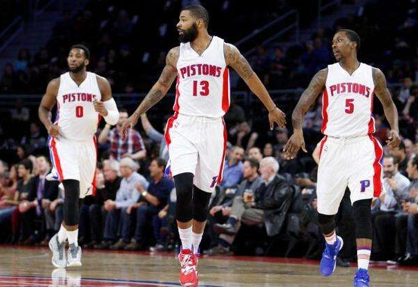 英超官方宣布裁判新规，新科技判罚引争议（英超出台裁判新规，高科技介入判罚引发热议）