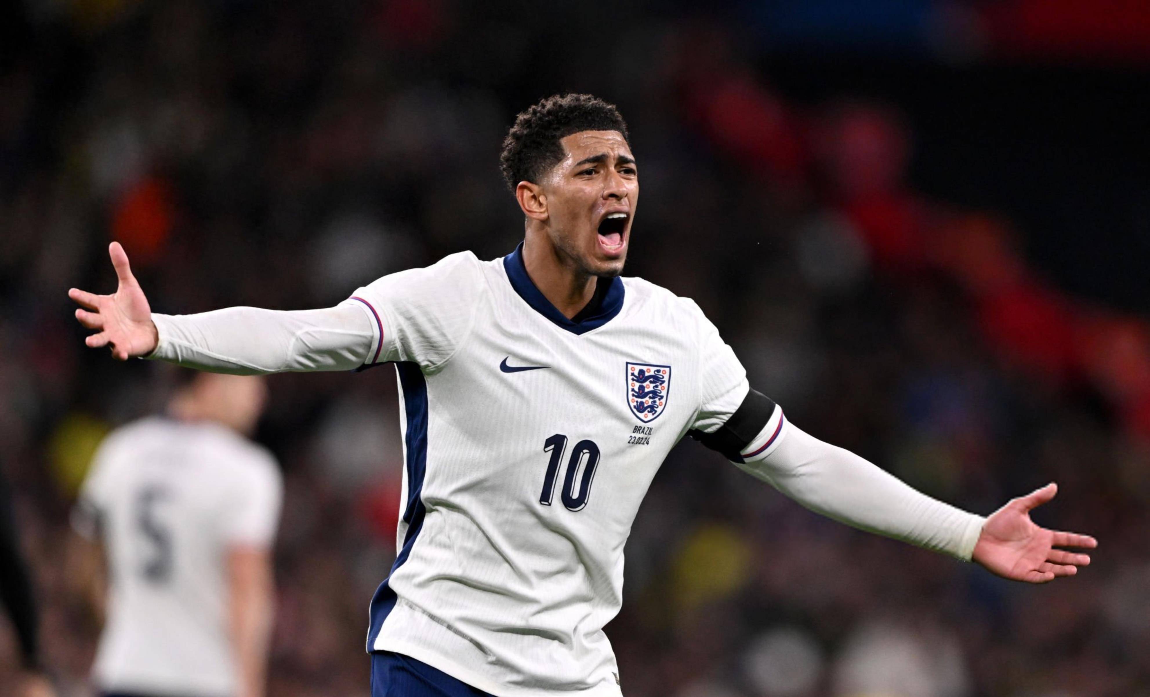 判若两队，武汉三镇前14轮5胜3平6负，后16轮1胜4平11负（两极反差！武汉三镇前14轮5胜3平6负，后16轮仅1胜4平11负）